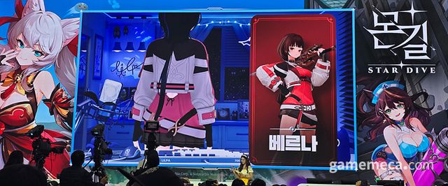 다양한 각도로 의상을 보여주는 모습에 많은 팬들이 환호했다 (사진: 게임메카 촬영)