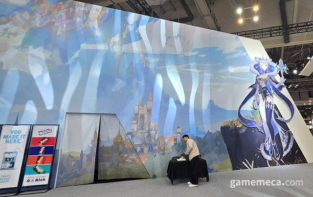 테르비스존에서 나오면 거대한 아트월과 등신대를 만나볼 수 있다 (사진: 게임메카 촬영)