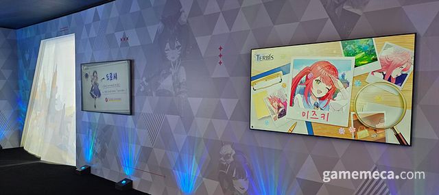 모든 영상을 다 살펴봤으면 안쪽에 있는 커튼을 통해 나갈 수 있다 (사진: 게임메카 촬영)