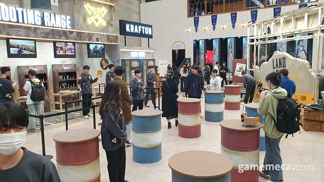 음료 취식 장소, 왼편에는 사격 라운지가 눈에 들어온다 (사진: 게임메카 촬영)
