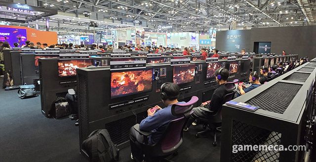 데모 영상 확인 후 시연장 안에 들어서면 엄청난 수의 시연대를 만나볼 수 있다 (사진: 게임메카 촬영)