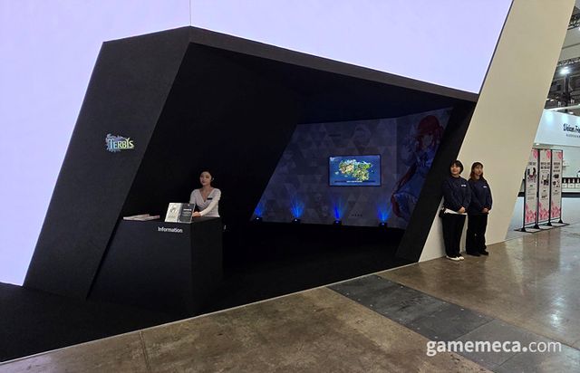 스크린 옆 구역으로 입장해 '테르비스' 관련 영상을 확인하는 동선으로 시작된다 (사진: 게임메카 촬영)