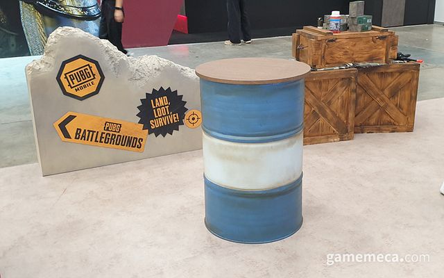 드럼통과 그라피티 외벽 (사진: 게임메카 촬영)