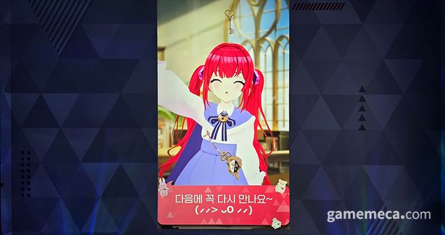 내부 부스에는 게임 속 세계관과 캐릭터 등을 동시에 살펴볼 수 있는 테르비스 관련 영상이 송출되고 있다 (사진: 게임메카 촬영)