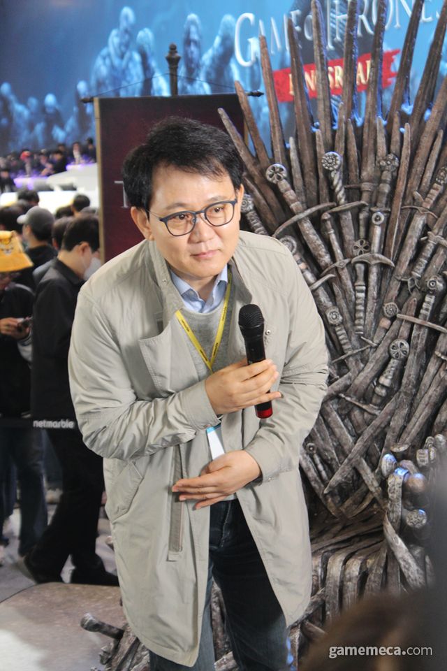 기자들의 질문을 받고 있는 방준혁 의장