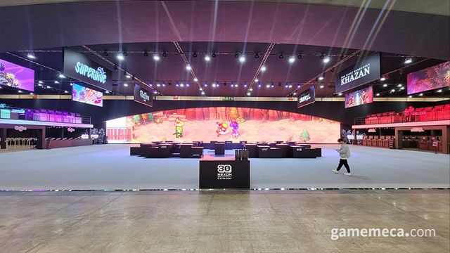 이번 지스타 최대 규모를 자랑하는 넥슨 부스 전경이 펼쳐진다 (사진: 게임메카 촬영)