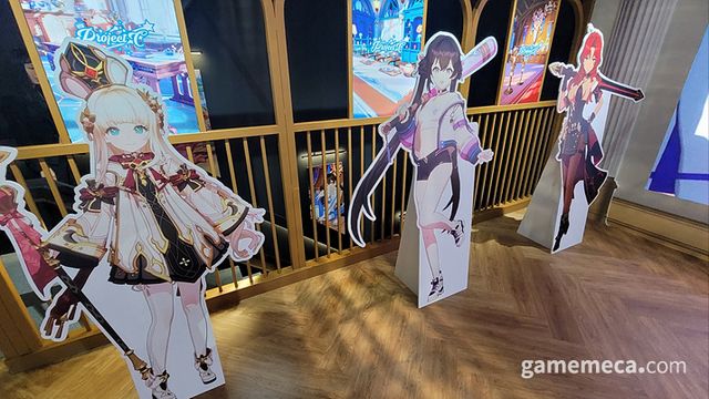 캐릭터 등신대와 함께 (사진: 게임메카 촬영)