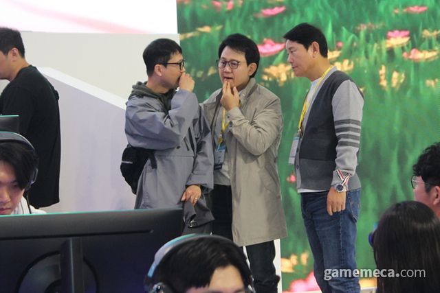 넷마블 부스를 탐방 중인 방준혁 의장 (사진: 게임메카 촬영)