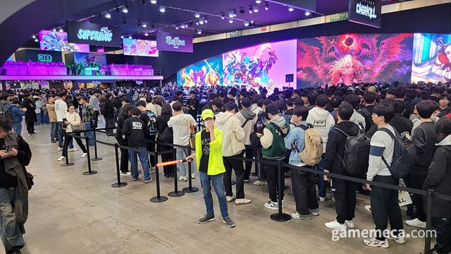 나와보니 어느새 어마어마한 인파가 몰려 있었다 (사진: 게임메카 촬영)