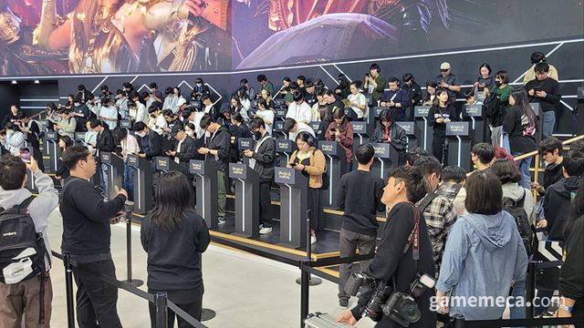 발할라 서바이벌을 한창 시연 중인 유저들 옆으로는 (사진: 게임메카 촬영)