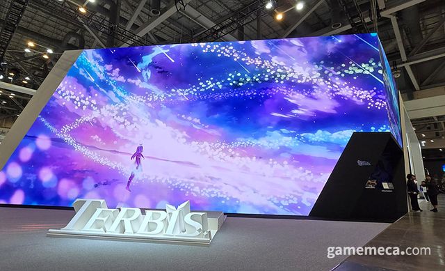테르비스 관련 영상이 송출되는 거대 스크린이 인상 깊은 웹젠 부스 (사진: 게임메카 촬영)