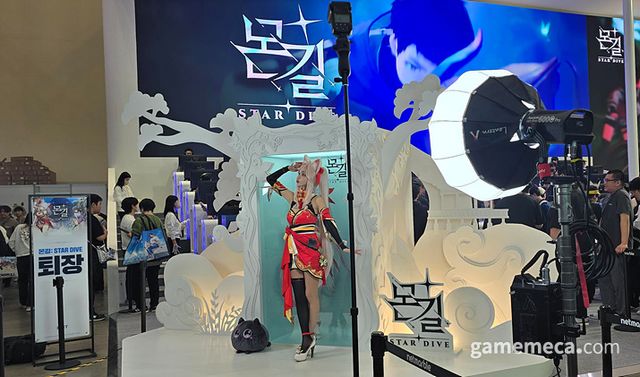 코스프레 모델 포토 현장 등 다양한 이벤트가 진행되던 넷마블 부스에 찾아갔다 (사진: 게임메카 촬영)