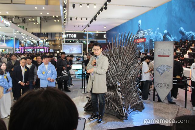 넷마블 부스를 찾아 기자들과 질의응답 중인 방준혁 의장