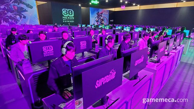 2층에 위치한 슈퍼바이브 부스는 테마색인 보라색으로 가득했다 (사진: 게임메카 촬영)