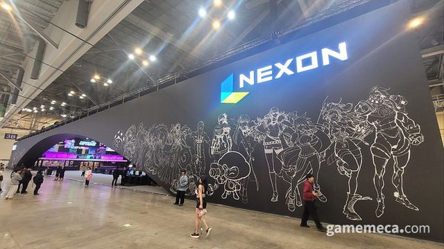 행사장 우측 출입구 바로 앞에 위치한 넥슨 부스 (사진: 게임메카 촬영)