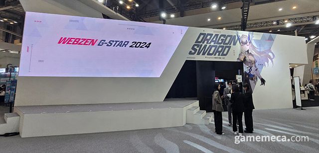 시연을 끝내고 나오면 만나볼 수 있는 스크린과 장식품 (사진: 게임메카 촬영)