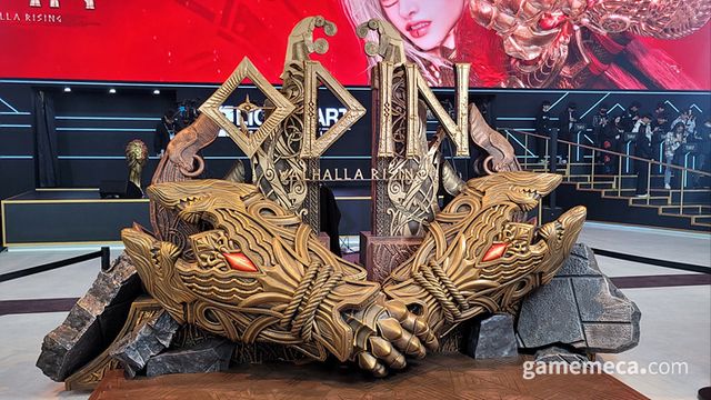 발할라 서바이벌과 오딘: 발할라 라이징 스태츄가 기다리고 있다 (사진: 게임메카 촬영)