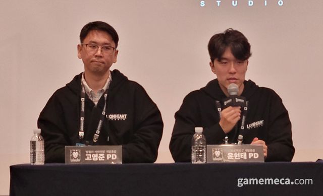 질문에 답변 중인 고영준 PD(좌)와 윤현태 PD(우) (사진: 게임메카 촬영)