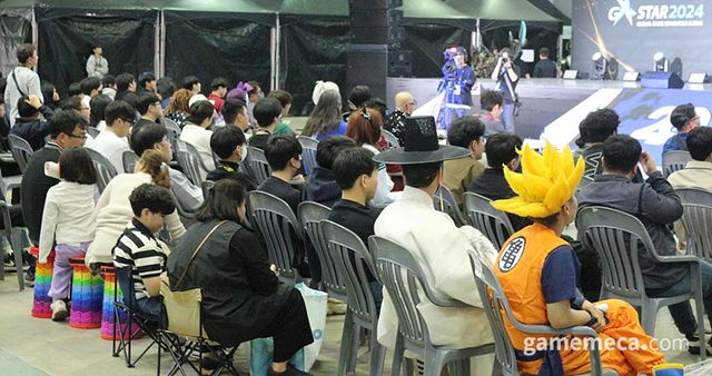 관람객에서도 미참가자 코스플레이어들이 눈에 띤다 (사진: 게임메카 촬영)