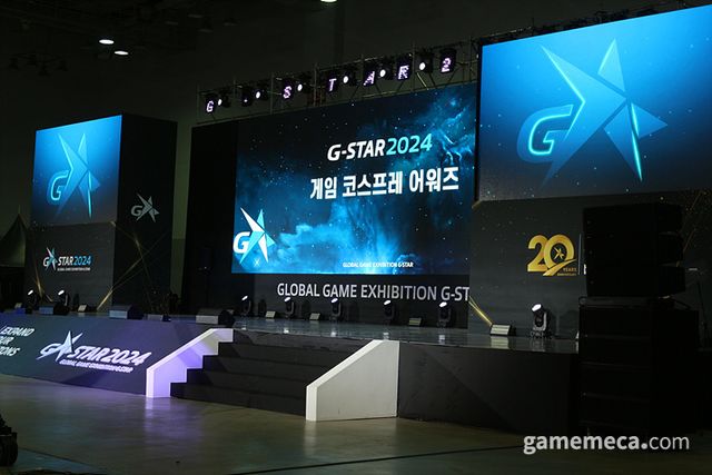 내부에 위치한 무대는 이미 준비를 마쳤다 (사진: 게임메카 촬영)