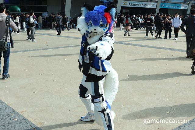 꽤 더운 날씨에도 불구하고 퍼리도 곳곳에 있었다 (사진: 게임메카 촬영)