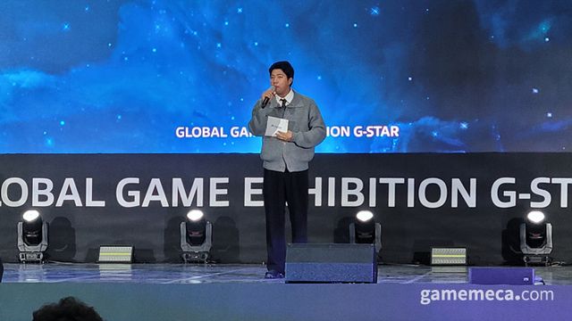 개그맨 서태훈의 진행과 함께 어워즈가 시작됐다 (사진: 게임메카 촬영)