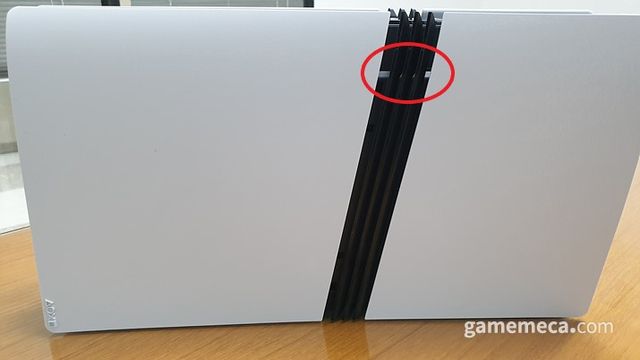 옆면을 자세히 살피면 두 개의 작은 홈이 보인다 (사진: 게임메카 촬영)