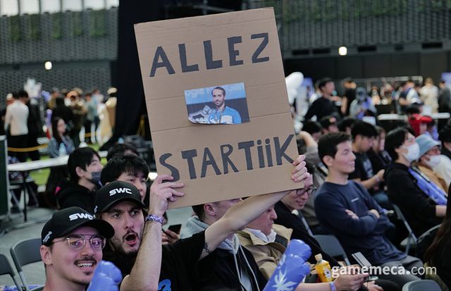 신예의 반란을 선보인 STARTIIK 선수를 응원하는 피켓 (사진제공: 컴투스)