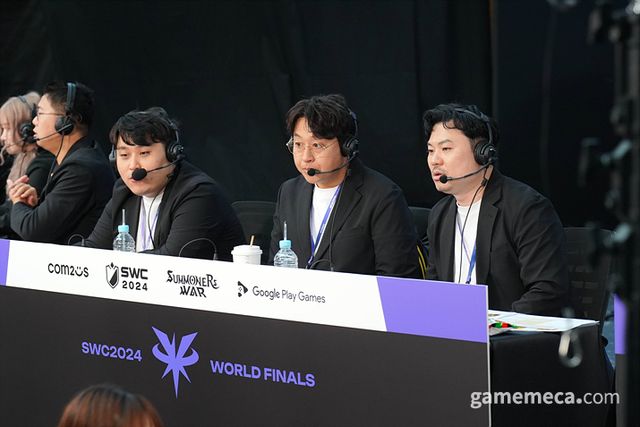 SWC2024 월드 파이널 쿼터파이널 1라운드를 중계 중인 해설진 (사진제공: 컴투스)