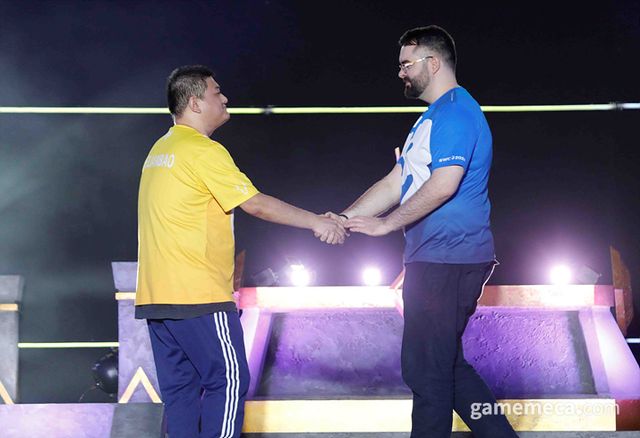 KELIANBAO 선수를 응원하는 NEF 선수 (사진제공: 컴투스)