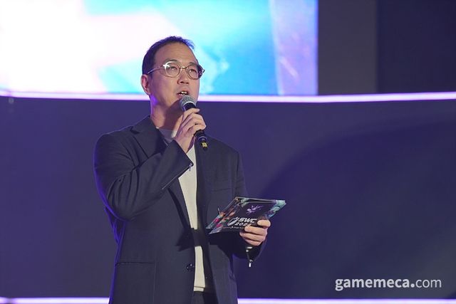 시상식 현장에서 10주년을 맞이한 서머너즈 워 유저들에게 감사를 표하는 송 의장 (사진제공: 컴투스)