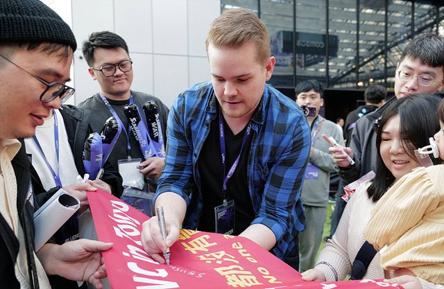 시작 전에는 선수들도 유저들과 만나는 등 다양한 교류가 있었다. 유럽지역 인기 선수 SEIISHIZO 선수가 사인을 하는 모습도 잡혔다 (사진제공: 컴투스)