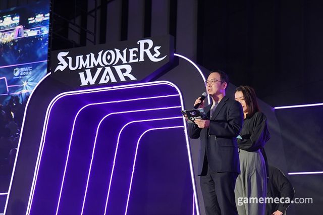 SWC2024 월드 파이널 시상식에 오른 컴투스 송병준 의장 (사진제공: 컴투스)