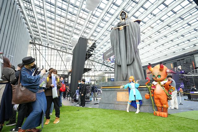 중앙에 있는 거대한 동상을 시작으로 다채로운 볼거리들이 준비됐다 (사진제공: 컴투스)