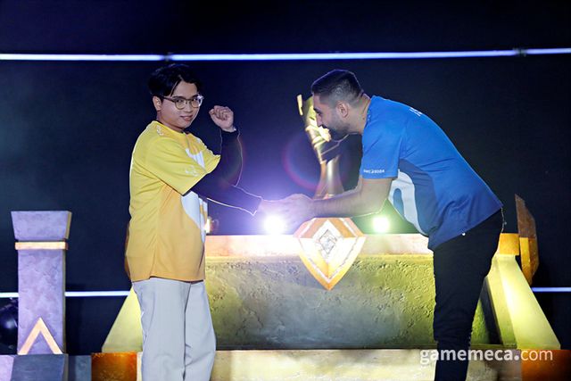 멋진 경기를 선보인 PU 선수가 진출자 ISMOO 선수를 응원하고 있다 (사진제공: 컴투스)