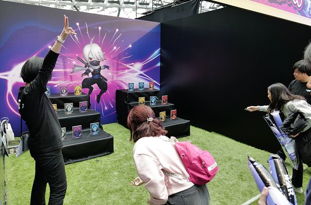 다양한 국가와 연령대의 유저들이 찾아와 미니게임을 즐겼다 (사진제공: 컴투스)