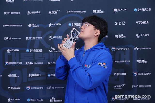 FC 온라인 우승자 임태산 선수 KeG 우승자 단체 사진 (사진제공: 한국e스포츠협회)