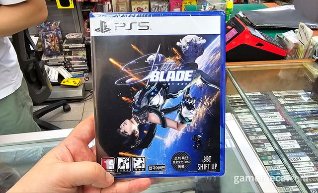 겨우 찾을 수 있었던 스텔라 블레이드 타이틀 실물. 취재를 위해 방문한 모든 매장에서 품절을 기록했다 (사진: 게임메카 촬영)