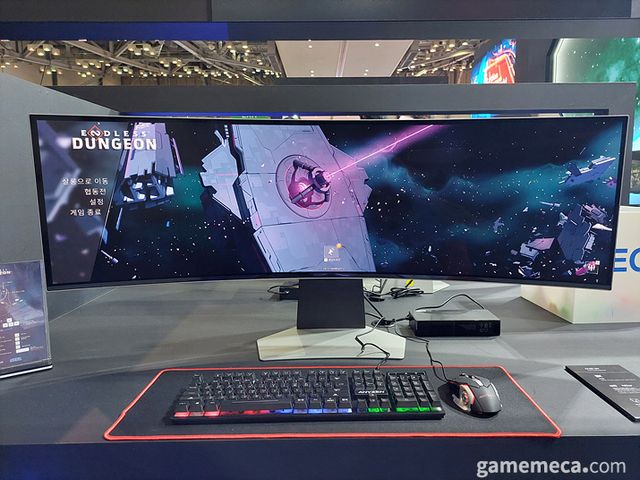 삼성 오디세이 OLED G9과 같은 대형 와이드 모니터 사용자도 많은 것을 알 수 있다 (사진: 게임메카 촬영)