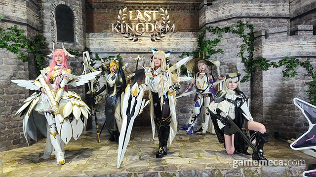 '라스트 킹덤' 주역 인물들을 코스프레로도 만나볼 수 있습니다 (사진: 게임메카 촬영)