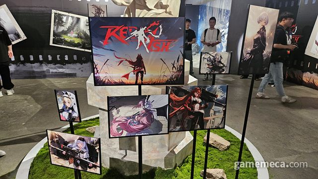 레드후드, 도로시의 무기, 모더니아의 소중한 지휘관 인형 등 각종 게임 내 아이템들의 실제 모형을 볼 수 있습니다 (사진: 게임메카 촬영) 