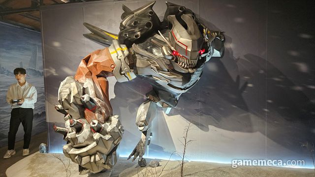 지휘관이 처음 헬레틱 '모더니아'와 조우하고 토커티브와 싸우는 장면을 구현했습니다 (사진: 게임메카 촬영)