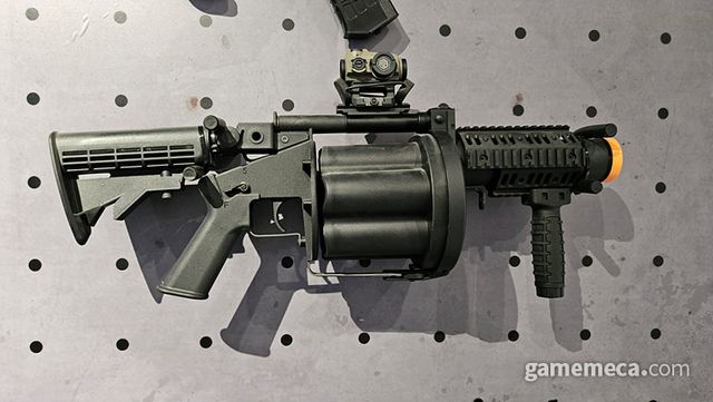 니케를 개발하던 당시 모티브가 되었다는 무기 모형들이라고 합니다 (사진: 게임메카 촬영)