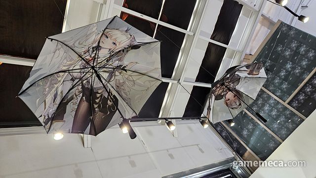 수량 한정 특별 제작 오르골과 스마트폰 케이스는 물론, 체스판, 옷, 우산, 장패드, 열쇠고리 등 각종 굿즈들이 잔뜩 모여 있었습니다 (사진: 게임메카 촬영)