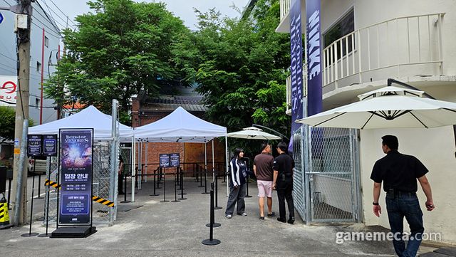 멀리서도 '니케' 행사장인 게 느껴집니다 (사진: 게임메카 촬영)