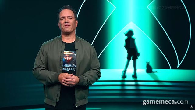 스타크래프트 셔츠를 입고 게임패스 입점을 전하는 필 스펜서 CEO (사진출처: Xbox 공식 유튜브 영상 갈무리)