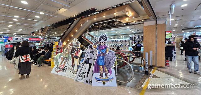 크리스마스를 앞두고 시끌벅적한 매장의 모습을 사진에 담을 수 있었다 (사진: 게임메카 촬영)