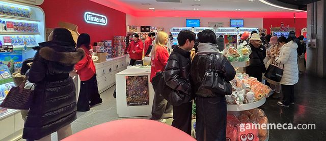 크리스마스 이브를 맞아 많은 방문객이 찾은 용산 아이파크몰 대원샵 (사진: 게임메카 촬영)