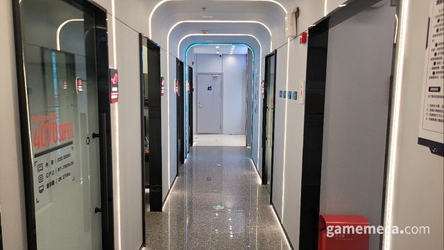 카운터에서 회원가입을 끝내고 복도로 들어서면 (사진:게임메카 촬영)