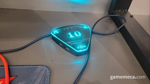 모니터 우측 버튼을 누르면 직원이 직접 찾아온다 (사진: 게임메카 촬영)